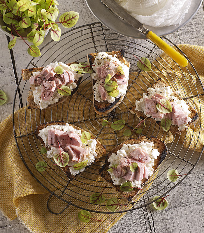 Toasted Bread with Tuna, Goat Ricotta Cheese and Watercress