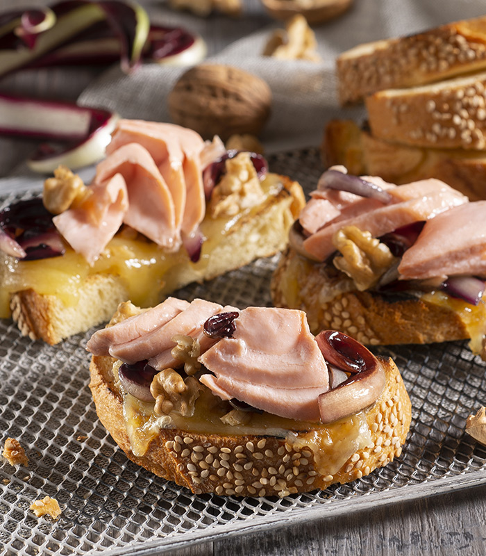 Crostoni topped with salmon and radicchio