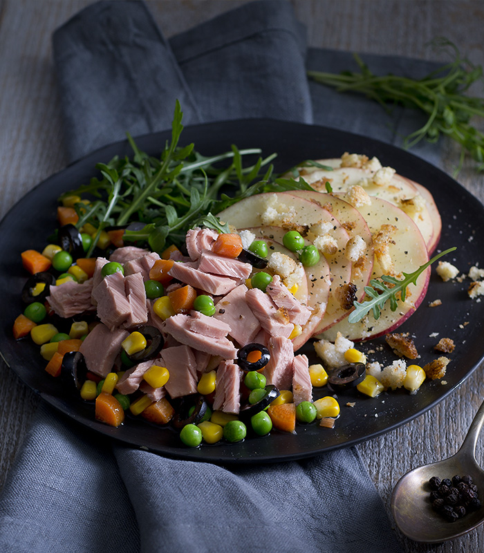 Insalatissime Tuna & Sweetcorn Salad with Rocket, Apples and Breadcrumbs
