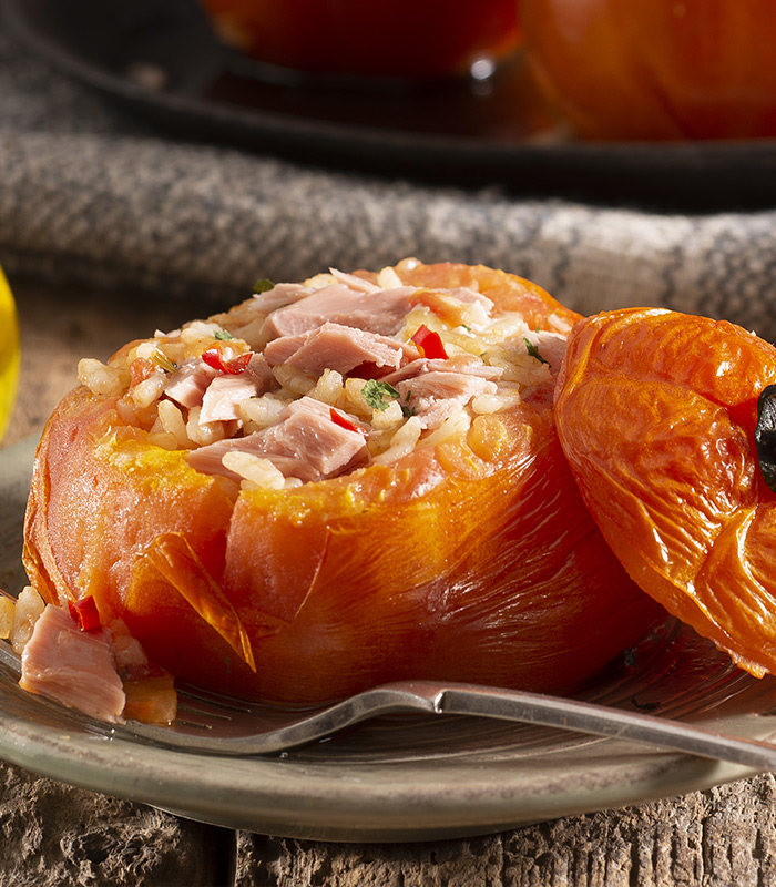 Tomatoes stuffed with rice and tuna with hot chilli pepper