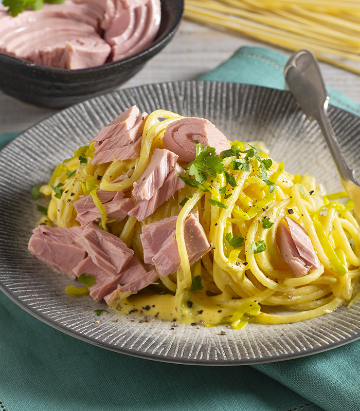 Spaghetti alla carbonara with tuna and leeks