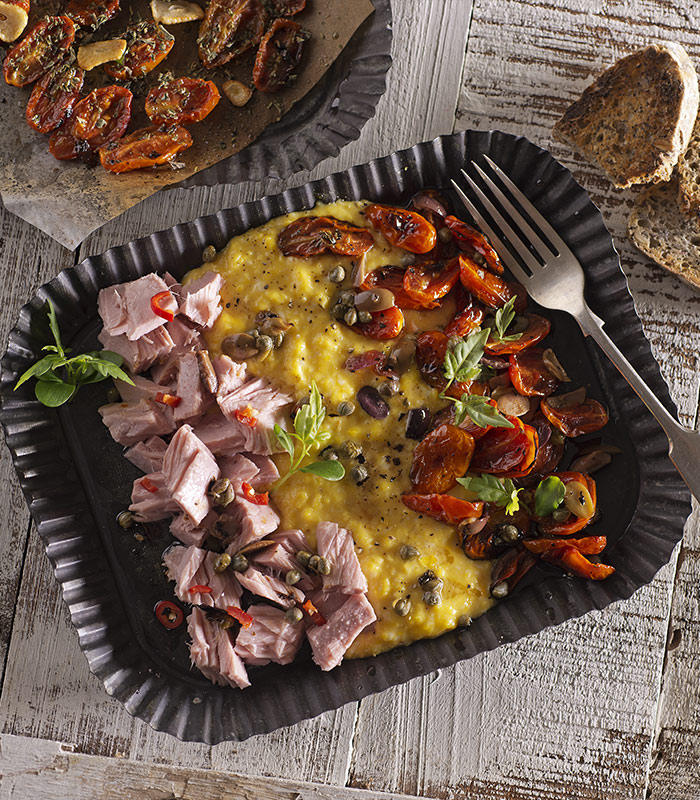 Tuna with Chilli – Pepper, Scrambled Eggs and Cherry-Tomatoes