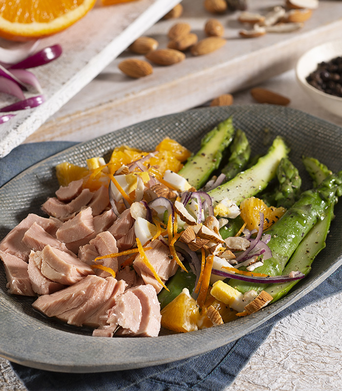 Tuna with asparagus, orange and almonds